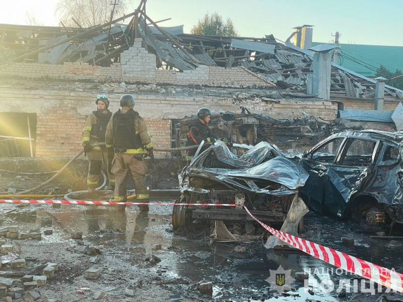 Удар по Запоріжжю: чотири людини загинуло, кількість поранених зросла (ФОТО) Удар по Запоріжжю: чотири людини загинуло, кількість поранених зросла (ФОТО)