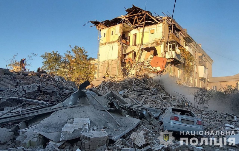 Удар по Запоріжжю: чотири людини загинуло, кількість поранених зросла (ФОТО) Удар по Запоріжжю: чотири людини загинуло, кількість поранених зросла (ФОТО)