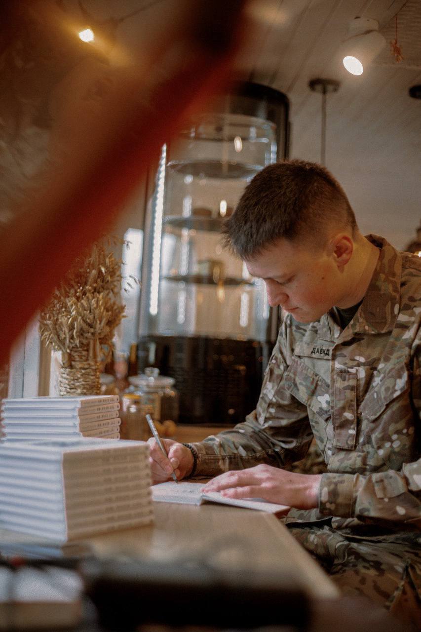 &quot;Є потреба написати за тих, хто цього не зробить&quot;. Історія поета, який вступив до лав ЗСУ