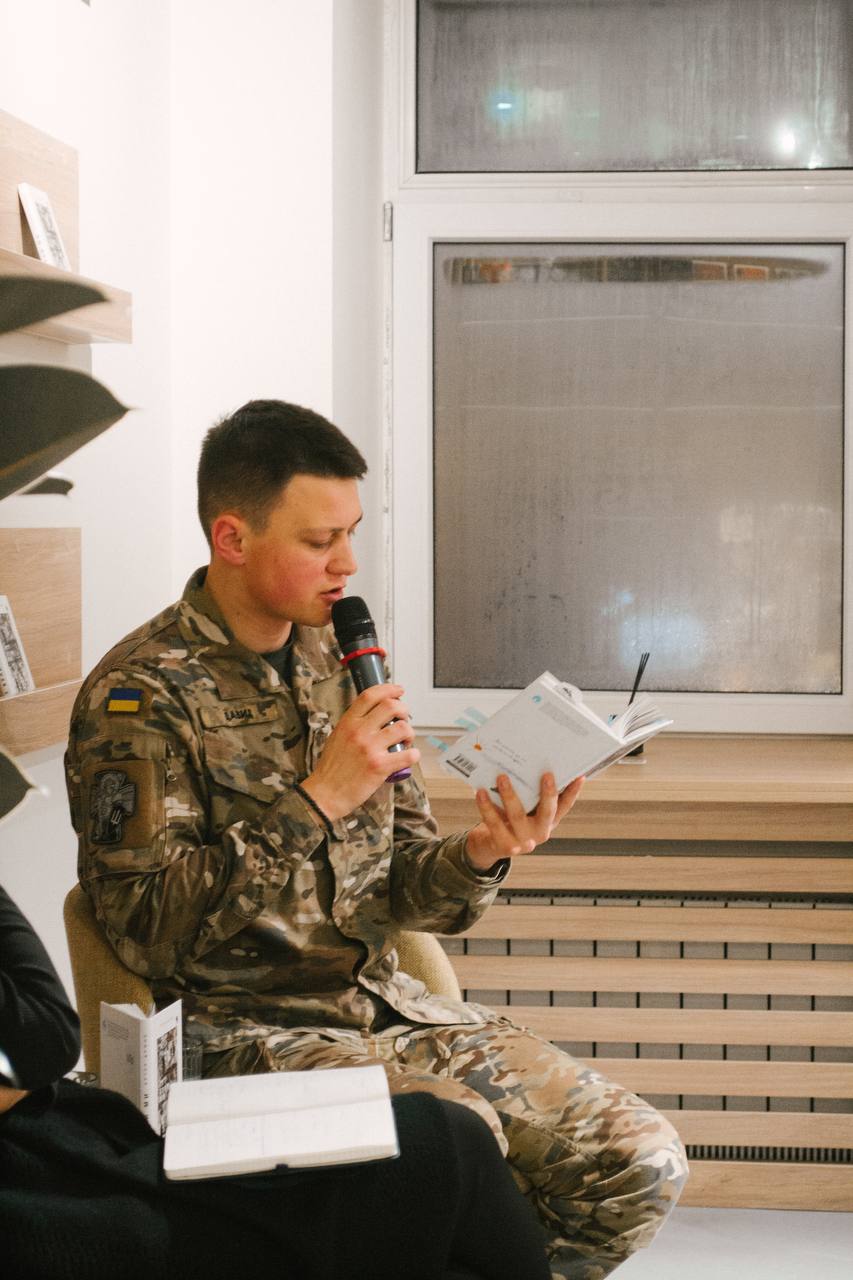 &quot;Є потреба написати за тих, хто цього не зробить&quot;. Історія поета, який вступив до лав ЗСУ