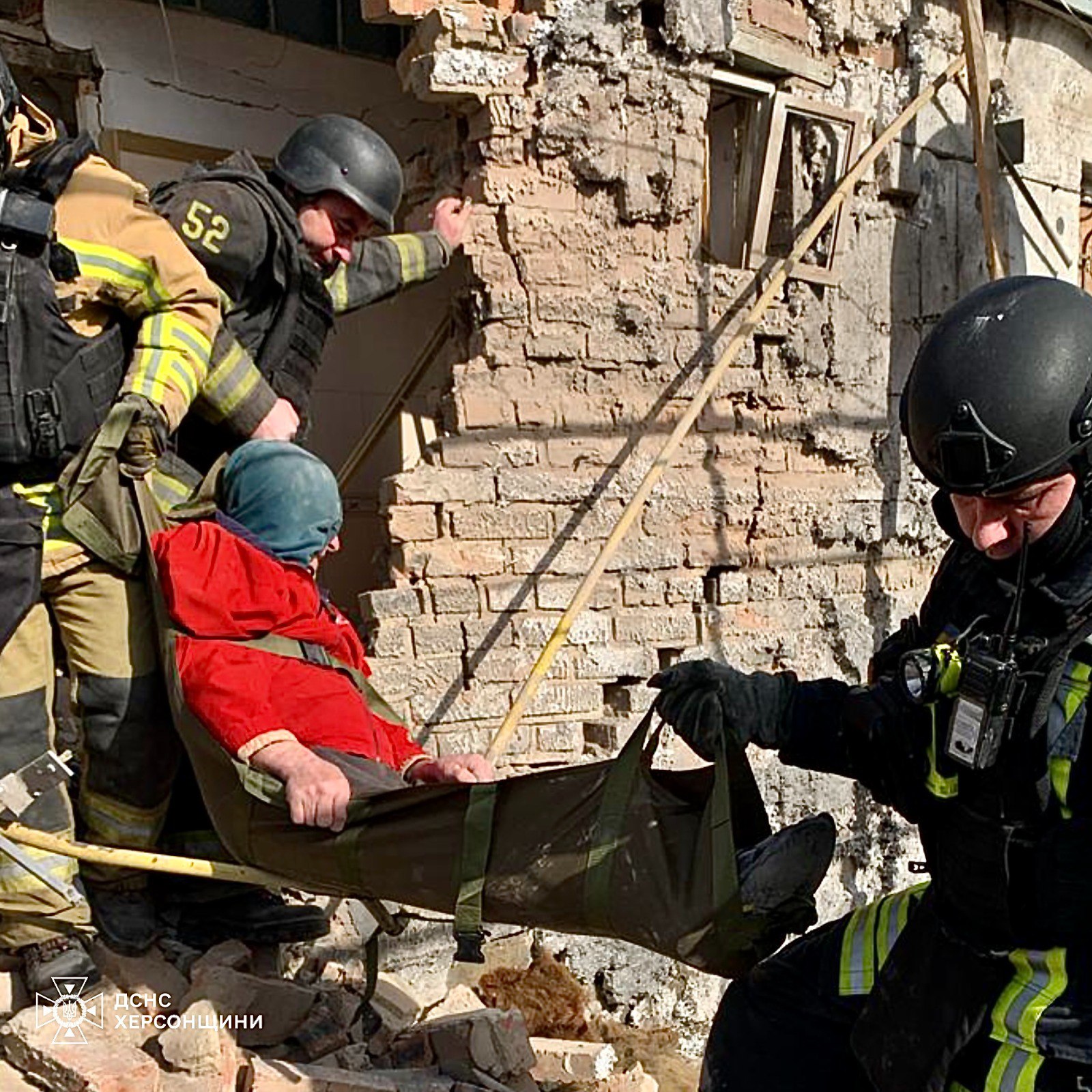 Один із боєприпасів РФ влучив у будинок в Херсоні: рятувальники витягли людину з-під завалів