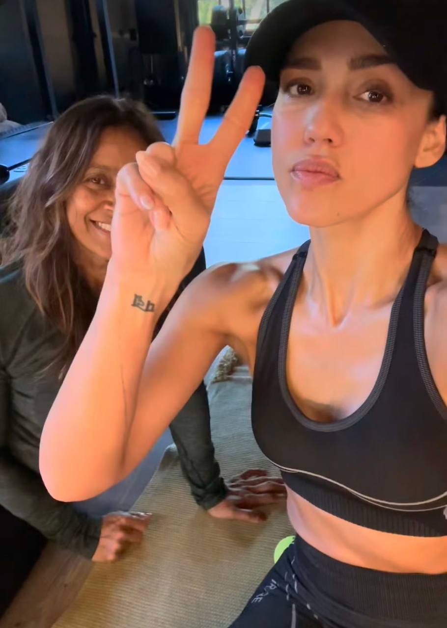 Тренер Джессики Альбы назвала три эффективных упражнения, которые выполняет звезда