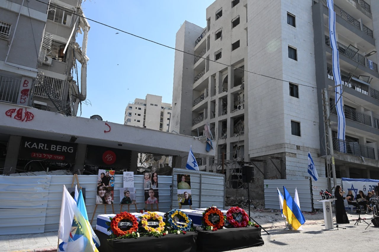 В Ізраїлі попрощалися з п’ятьма українцями, які загинули через іранський ракетний удар (фото)