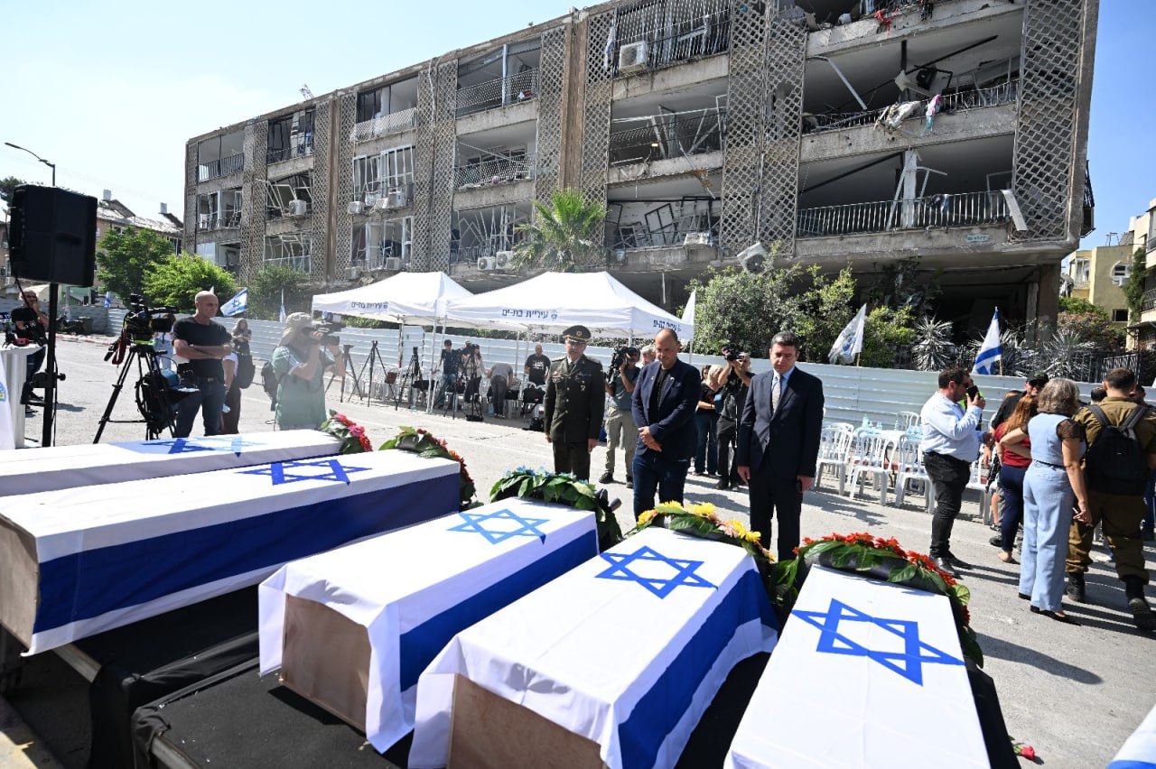 В Ізраїлі попрощалися з п’ятьма українцями, які загинули через іранський ракетний удар (фото)