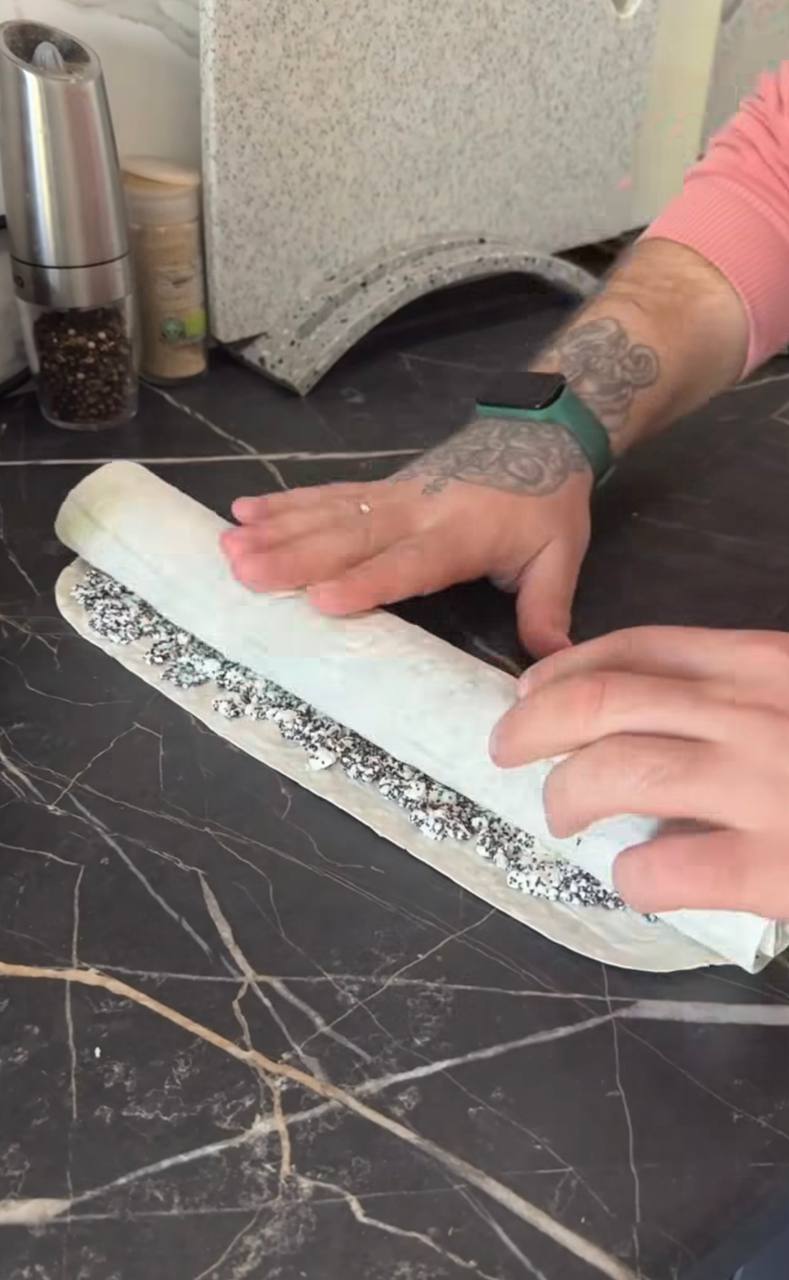 Ніжний маковий рулет, який не шкодить фігурі: легкий рецепт