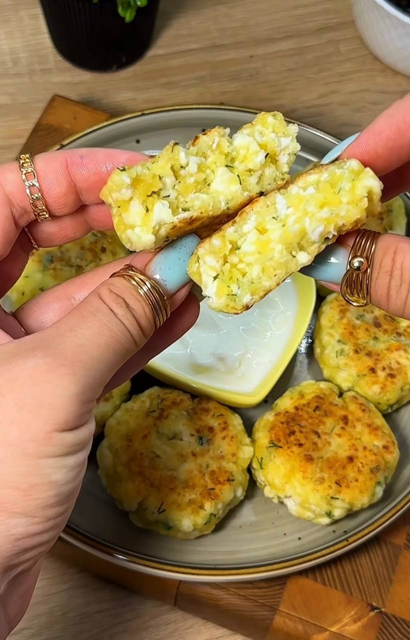 Солоні сирники зі сметаною: дуже швидко з'їдаються на сніданок