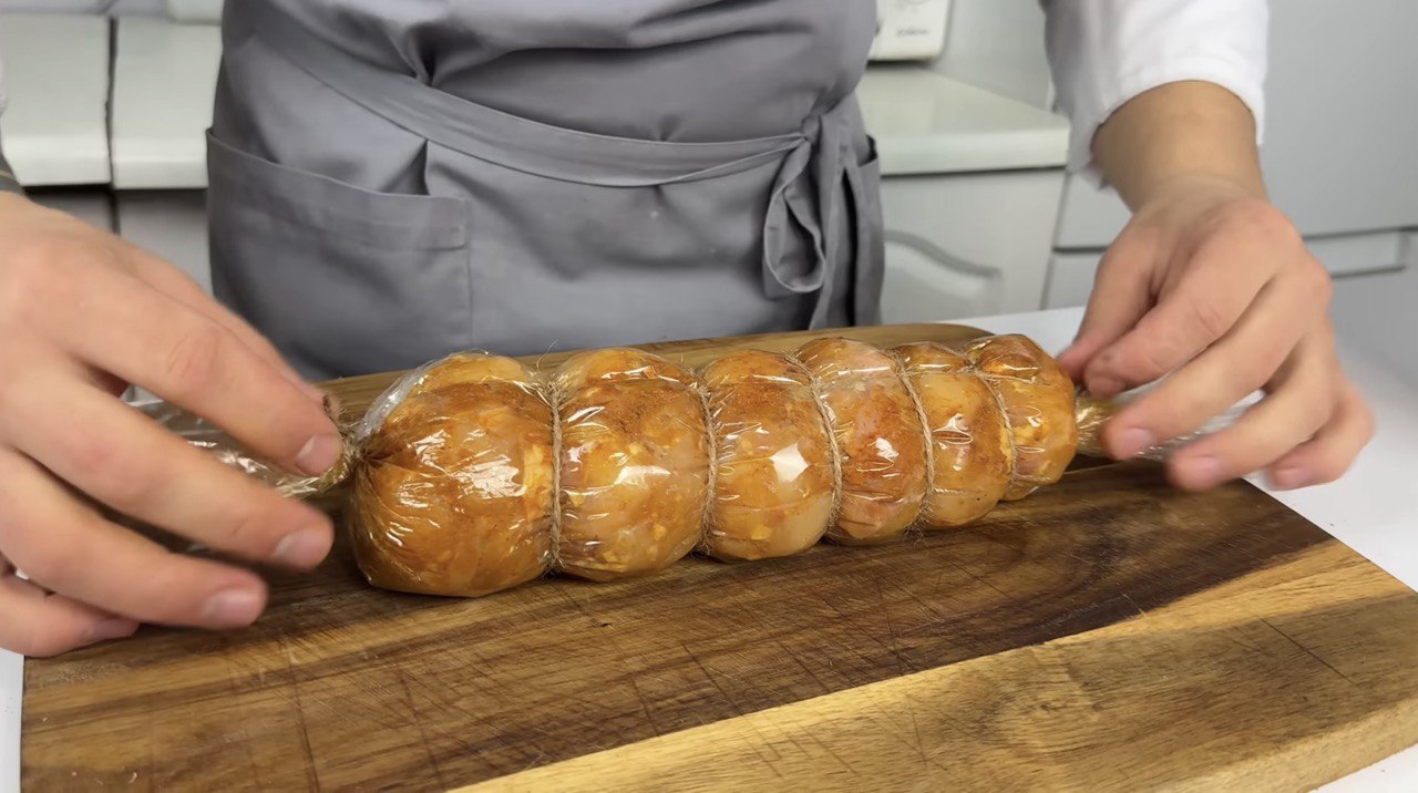 Забудьте про магазинну ковбасу: рецепт смачного м'ясного рулету