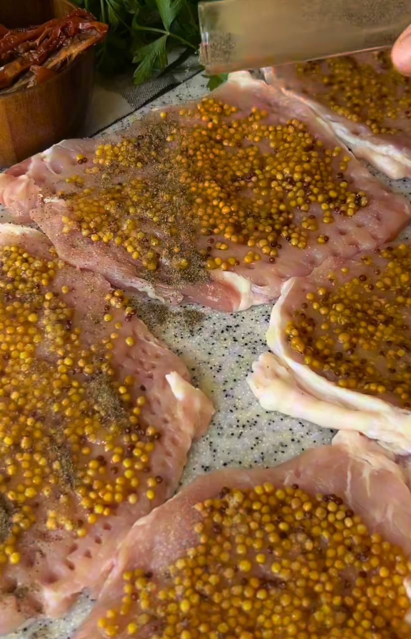 Соковиті м'ясні рулетики в пікантному соусі: добавки будуть просити усі