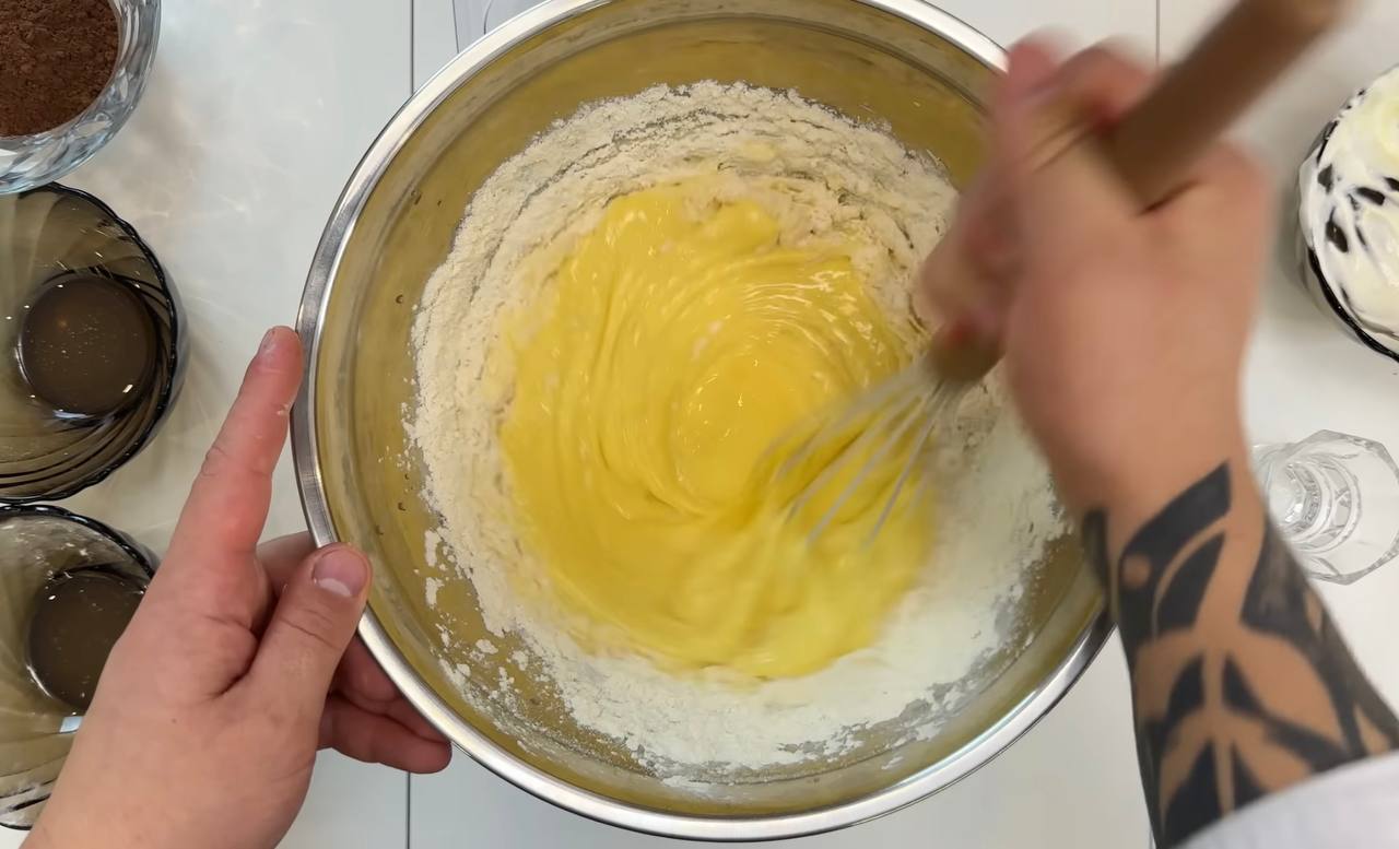 Смачний торт &quot;Сметанник&quot;, який приготує навіть дитина: максимально легкий рецепт