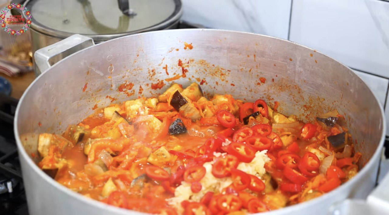 Салат на зиму из 5 овощей: легко готовится и быстро съедается