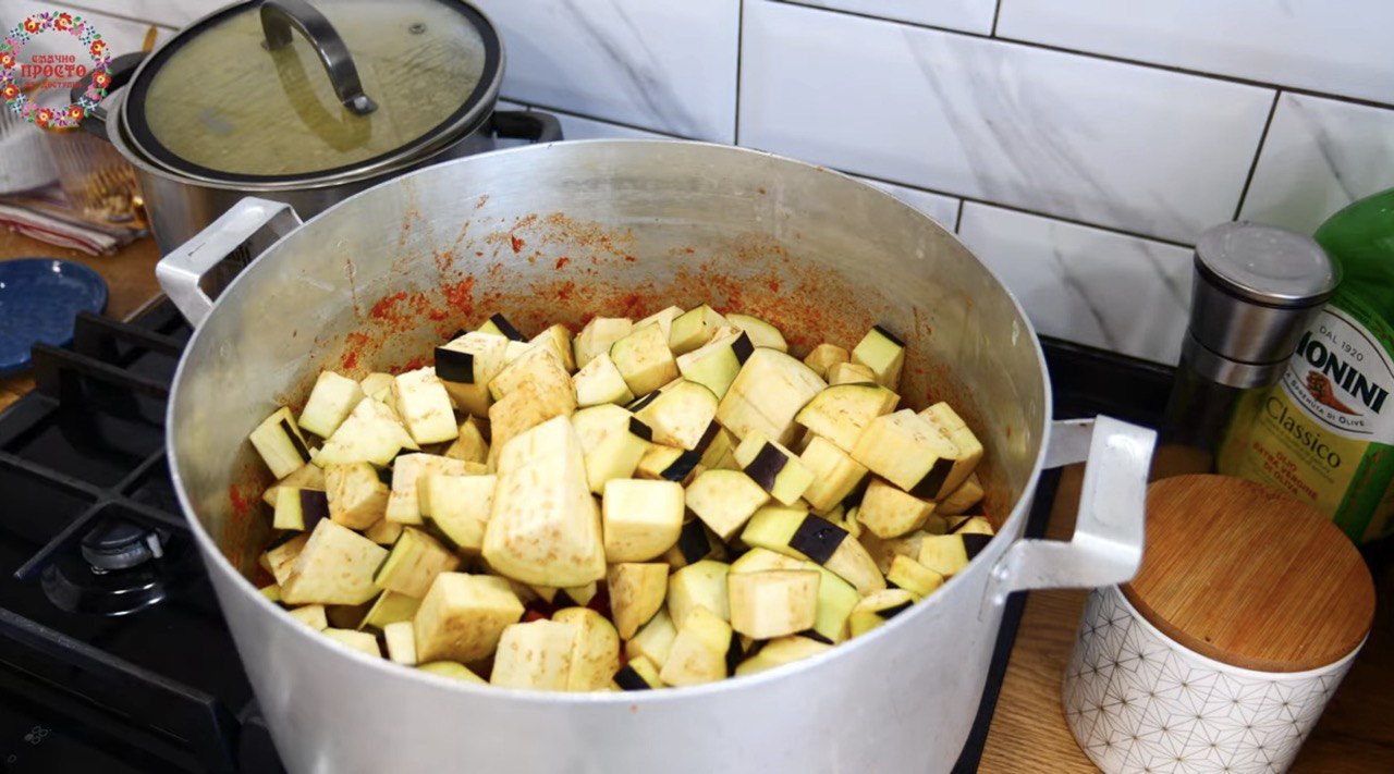 Салат на зиму из 5 овощей: легко готовится и быстро съедается