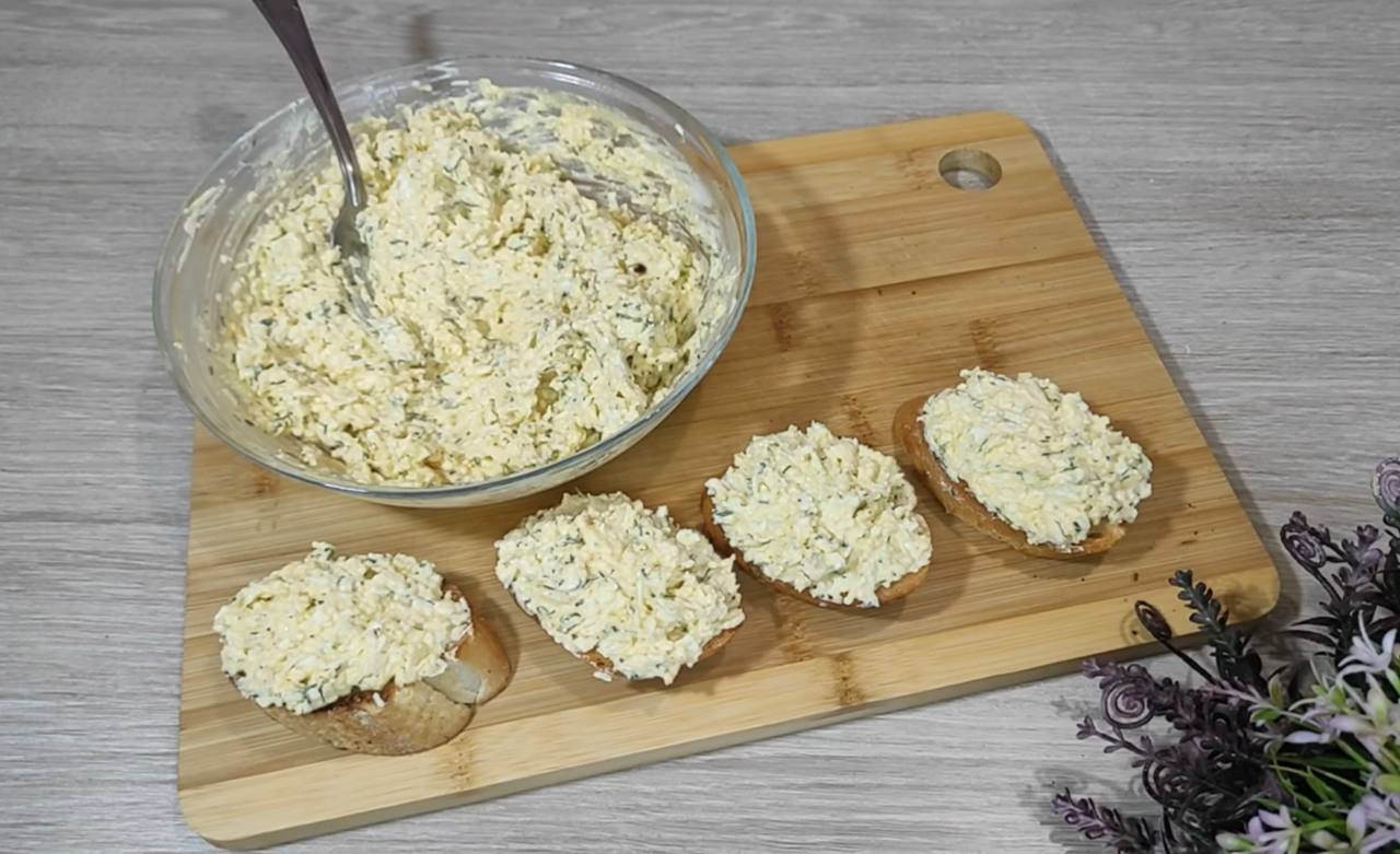 Две вкусные намазки на хлеб: простые рецепты для перекуса