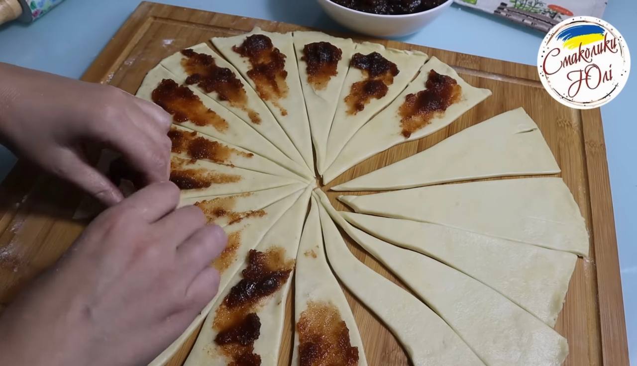 Смачні рогалики з повидлом без розпушувача та дріжджів: легкий рецепт