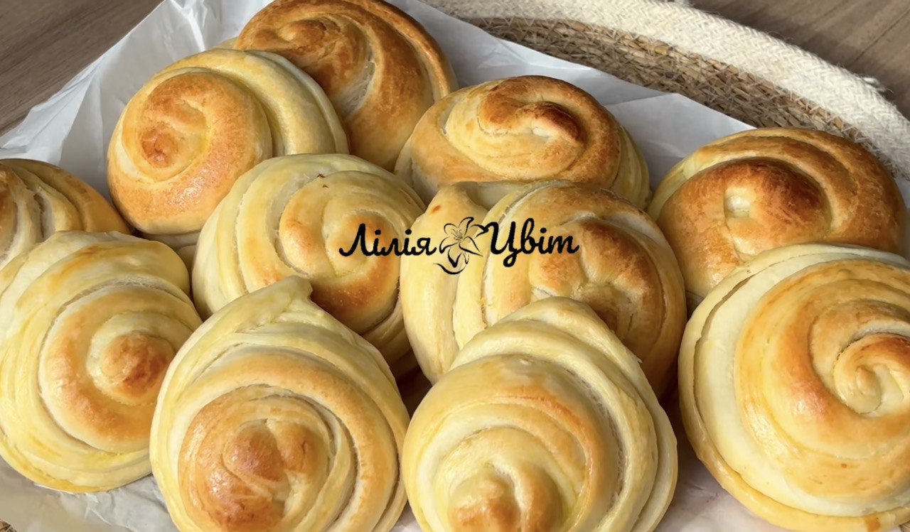 Ароматні пухкі булочки дітям у школу: легкий рецепт