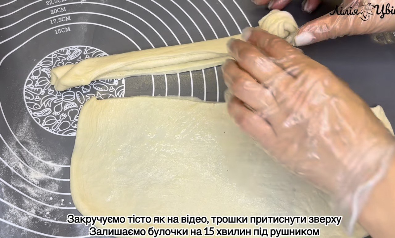 Ароматні пухкі булочки дітям у школу: легкий рецепт