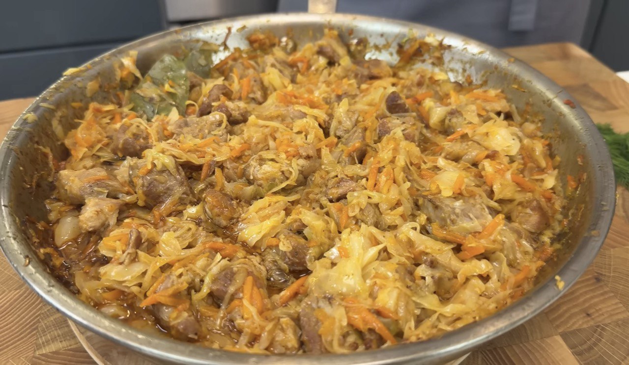 Такой тушеной капусты вы еще не готовили: рецепт сочного блюда