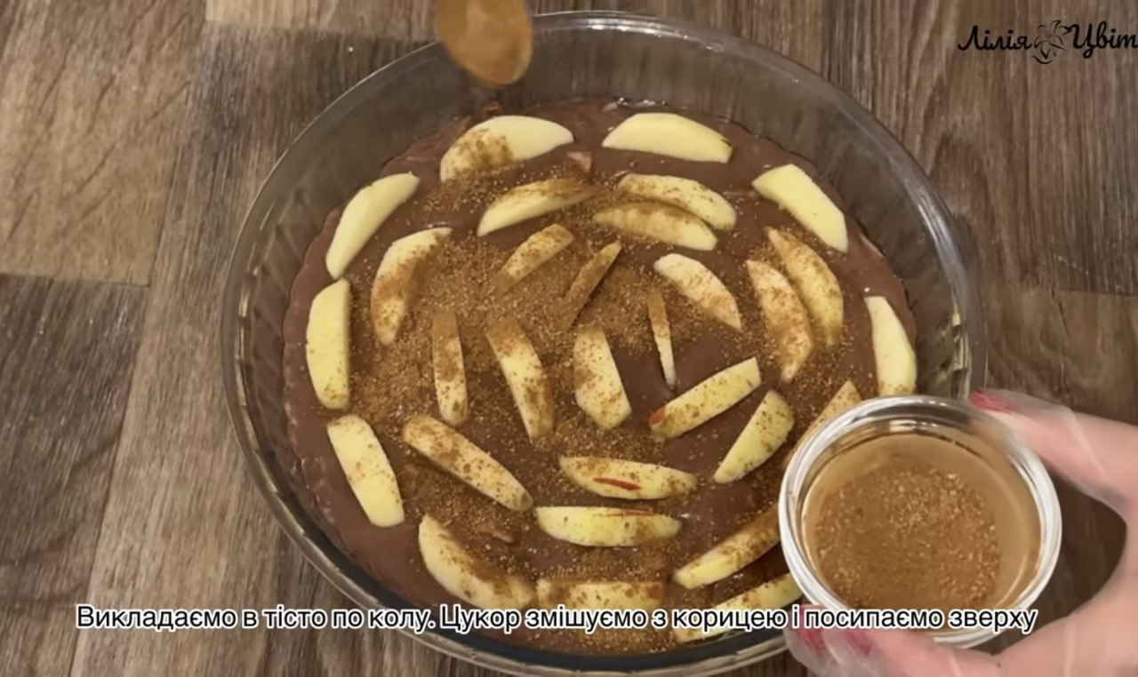 Домашній пиріг з яблуками за 10 хв: покроковий рецепт