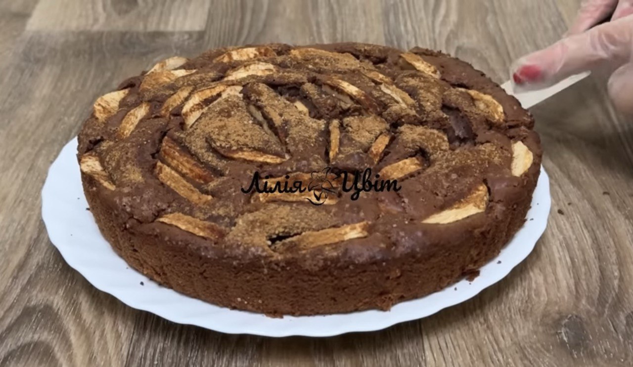 Домашній пиріг з яблуками за 10 хв: покроковий рецепт