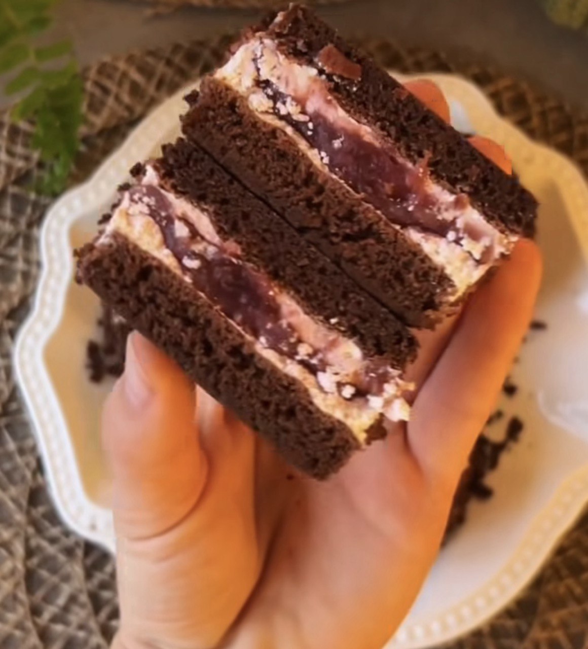 Шоколадне дієтичне тістечко зі смачною начинкою: легкий рецепт