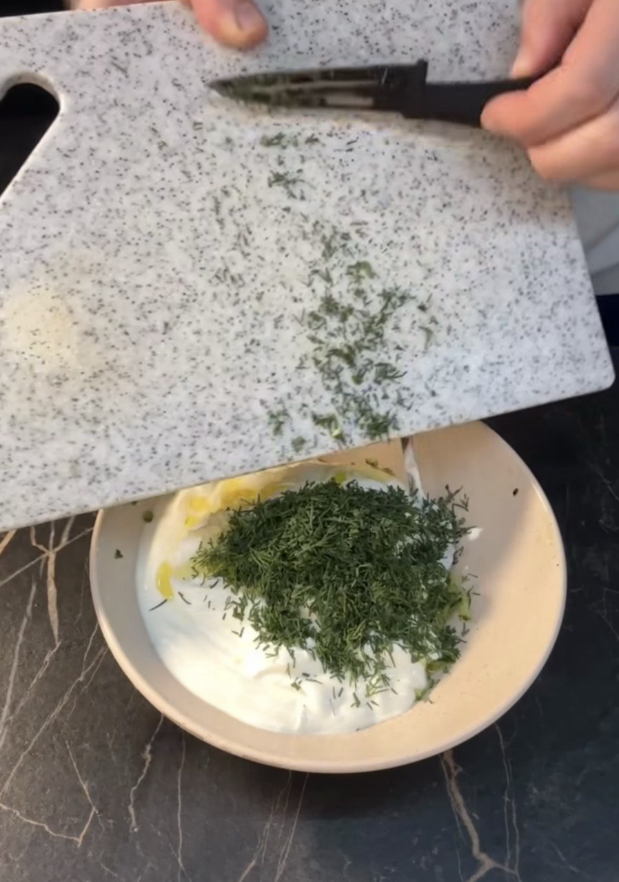 Універсальний соус, який чудово підходить до салатів та мʼяса