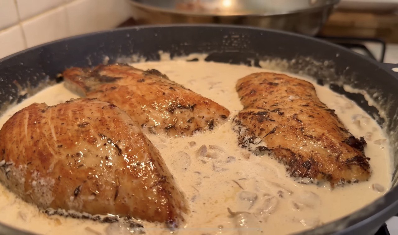 Соковите куряче філе, яке готується кілька хвилин: дуже легкий рецепт