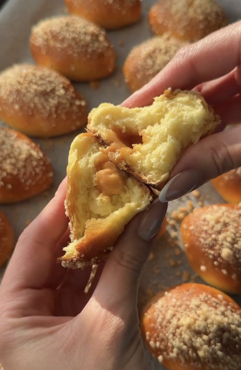 Солодка несподіванка: рецепт булочок з цукерками всередині