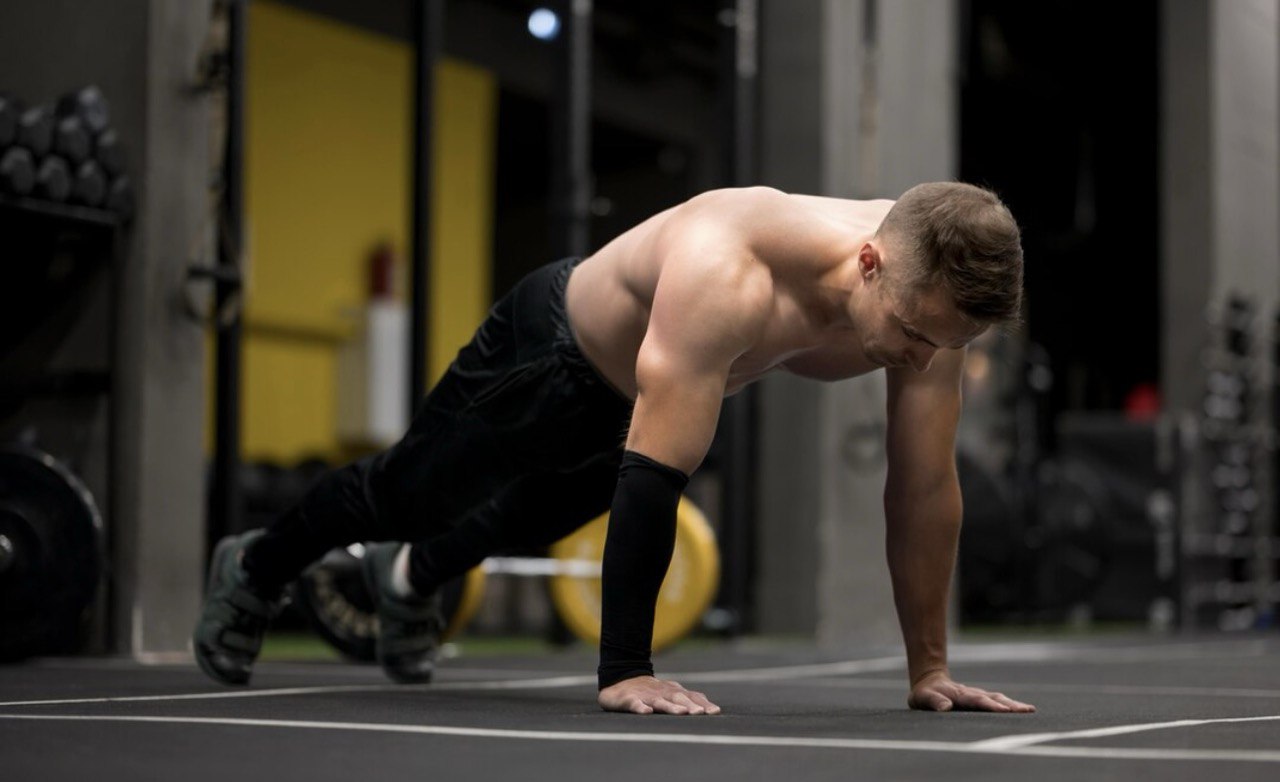 10 эффективных упражнений без оборудования, которые можно выполнять где угодно