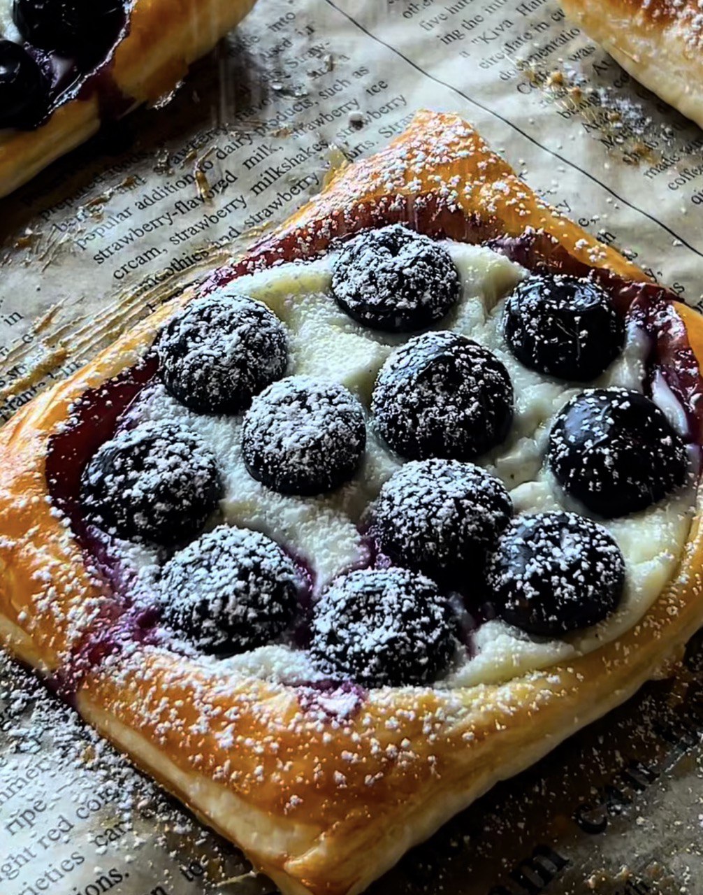 Ліниві ватрушки з ягодами та смачним кремом: рецепт без зайвих зусиль