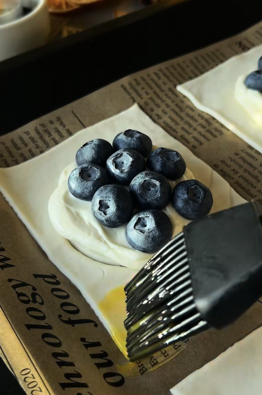 Ліниві ватрушки з ягодами та смачним кремом: рецепт без зайвих зусиль