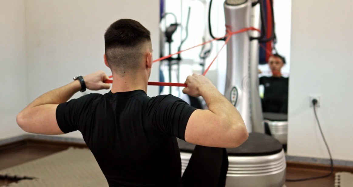 Эти упражнения быстро сделают ваши плечи и руки сильнее