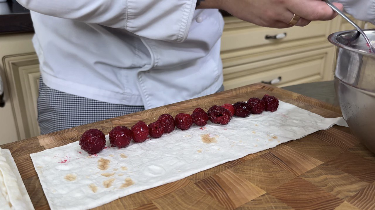 Смачний торт з вишнями без випічки: готується з доступних інгредієнтів