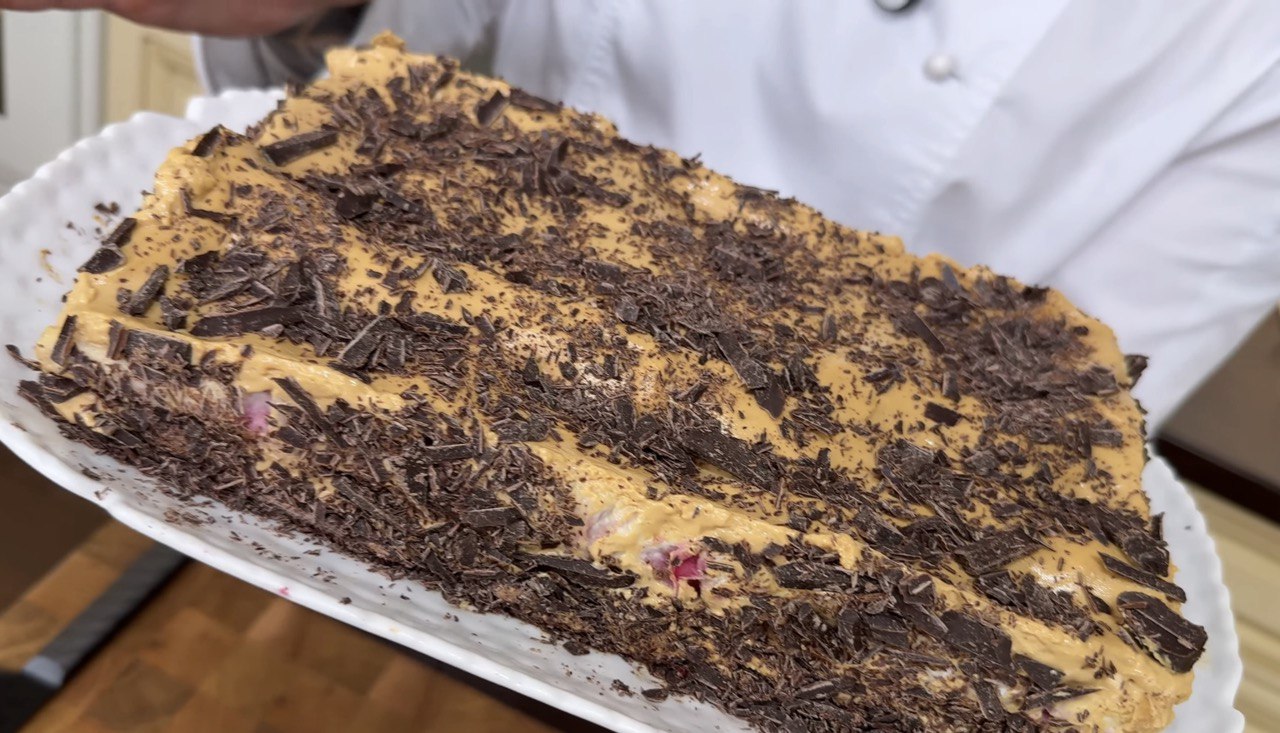 Смачний торт з вишнями без випічки: готується з доступних інгредієнтів