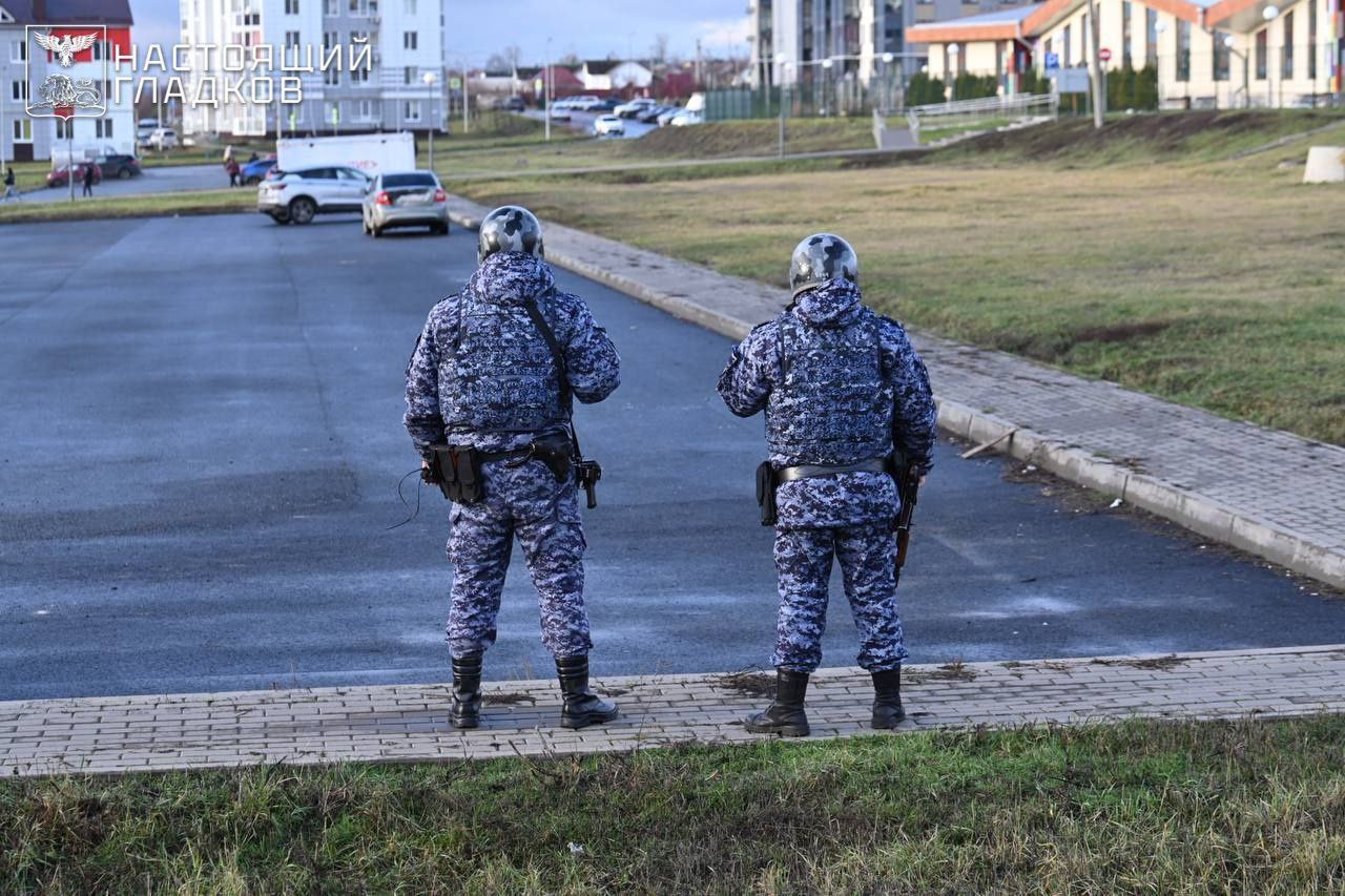 Впала поруч. Росіяни ледь не скинули авіабомбу на дитячий садок у Бєлгороді (фото)