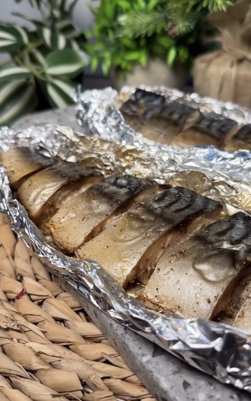 Найпростіший рецепт запеченої скумбрії: швидко і дуже смачно