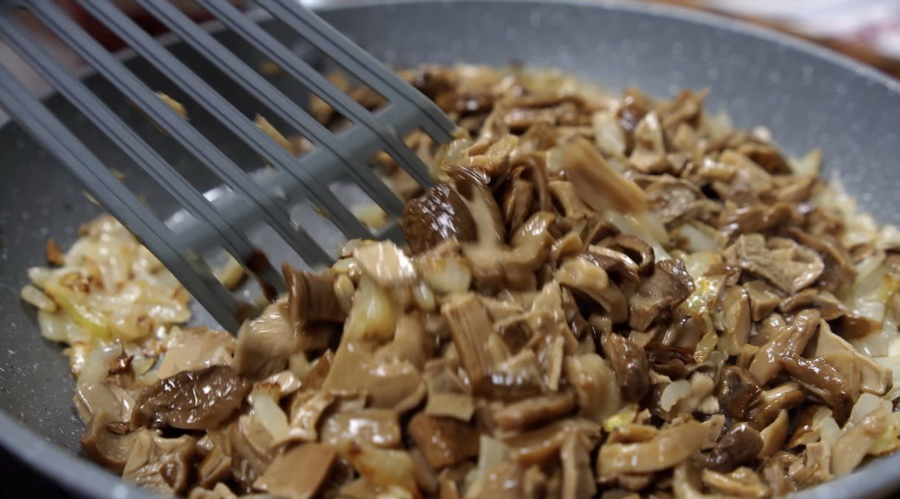 Ароматна грибна підлива з простих інгредієнтів: легкий рецепт