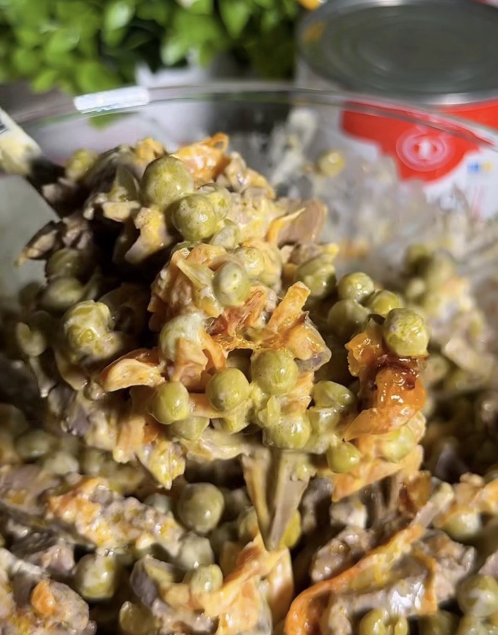 Смачний салат без дорогих інгредієнтів: простий рецепт