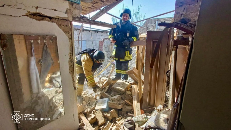 Russian shell hits Kherson home, rescuer pulls person from rubble