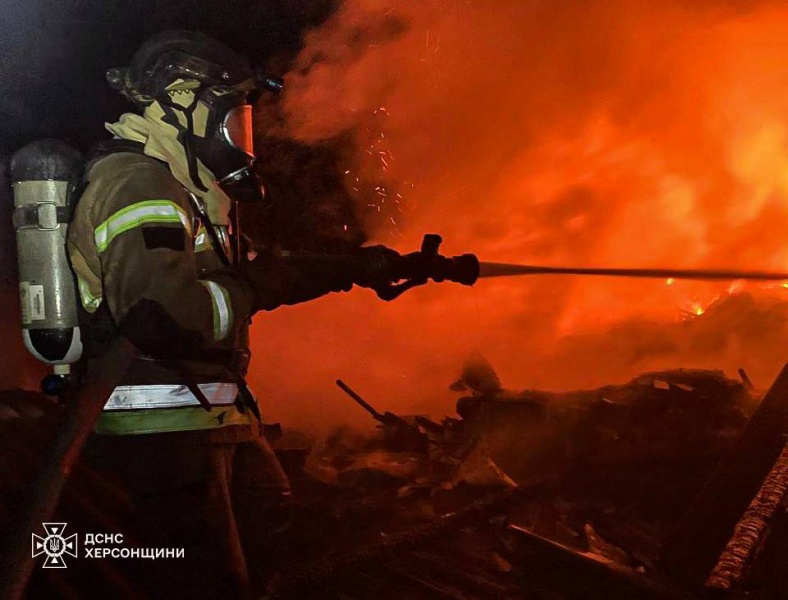 Artillery strikes Kherson at night, causing fires and damage