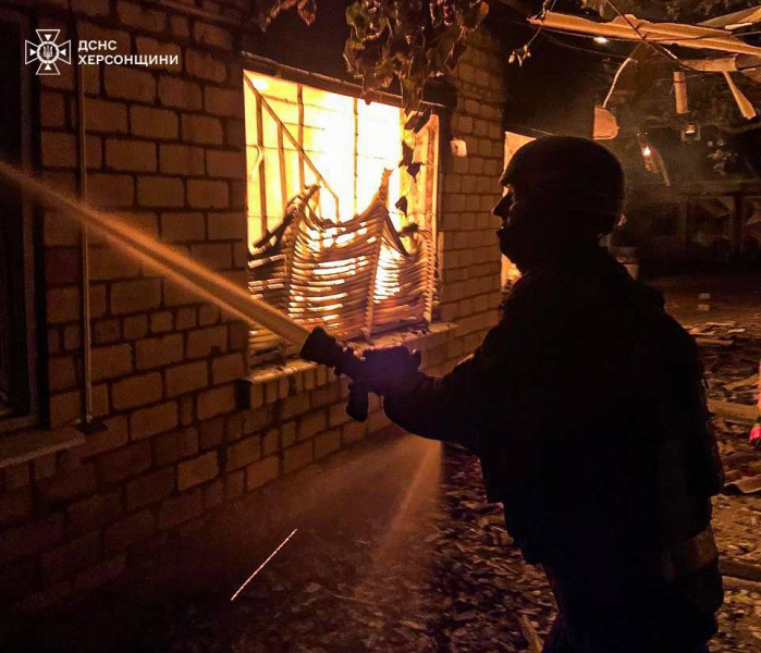 Artillery strikes Kherson at night, causing fires and damage