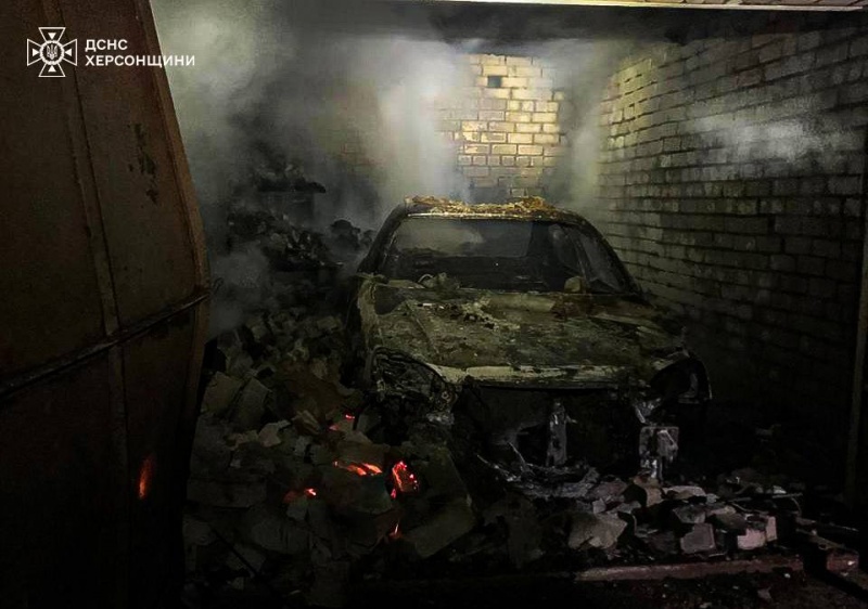 Artillery strikes Kherson at night, causing fires and damage