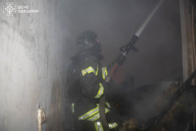 Evening Russian strike on Odesa: Residential building on fire, lyceum damaged