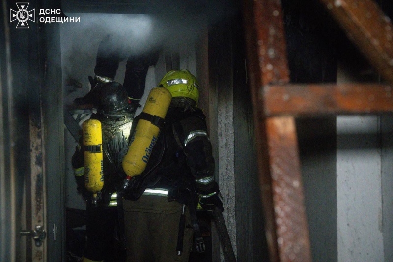 Evening Russian strike on Odesa: Residential building on fire, lyceum damaged