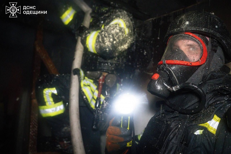 Evening Russian strike on Odesa: Residential building on fire, lyceum damaged