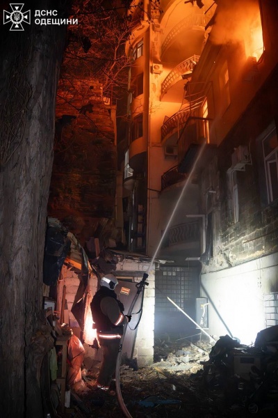 Evening Russian strike on Odesa: Residential building on fire, lyceum damaged