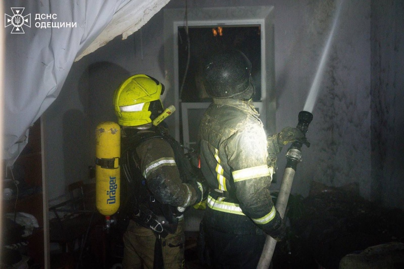 Evening Russian strike on Odesa: Residential building on fire, lyceum damaged