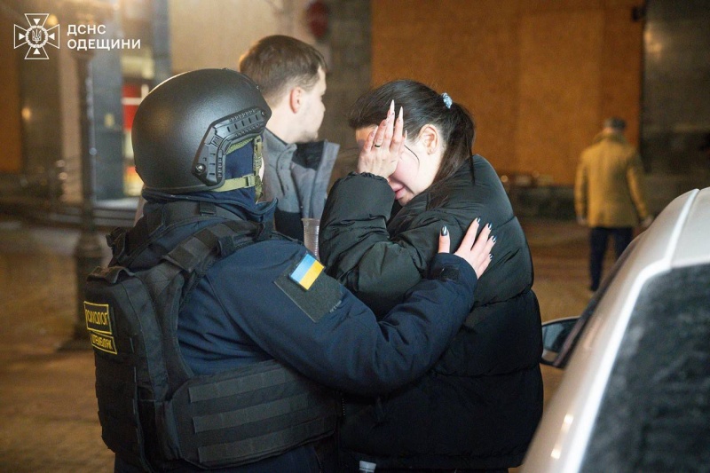 Evening Russian strike on Odesa: Residential building on fire, lyceum damaged