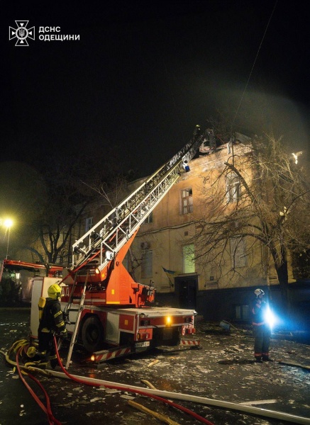 Evening Russian strike on Odesa: Residential building on fire, lyceum damaged