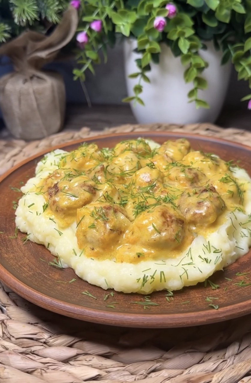 Міні-фрикадельки в сметанковому соусі: підходять до будь-якого гарніру