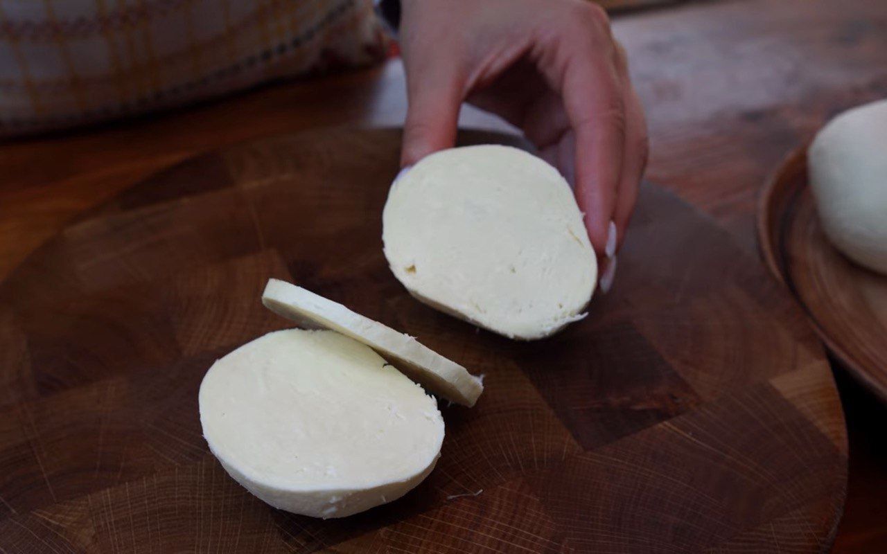 Домашня моцарела з трьох інгредієнтів: легко і дуже смачно