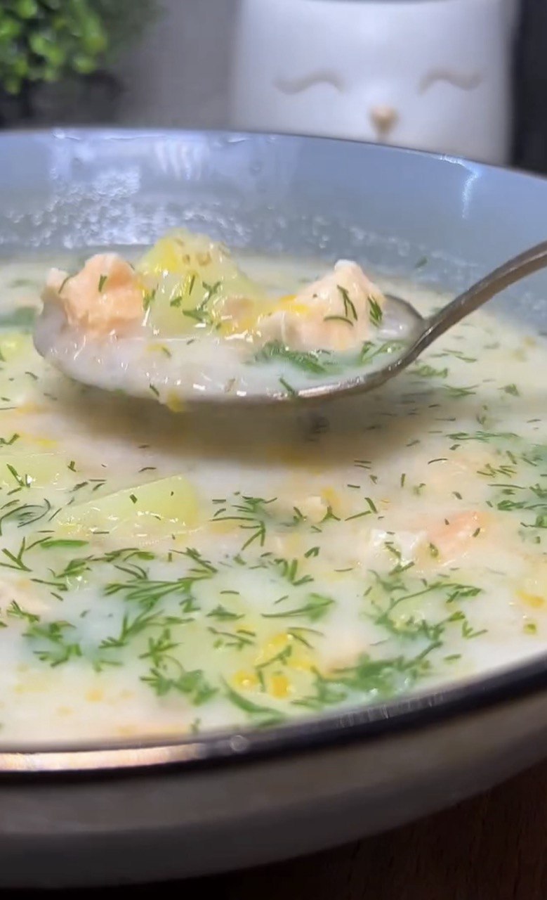 Рецепт вершкової ухи з лососем, яка вражає смаком з першої ложки